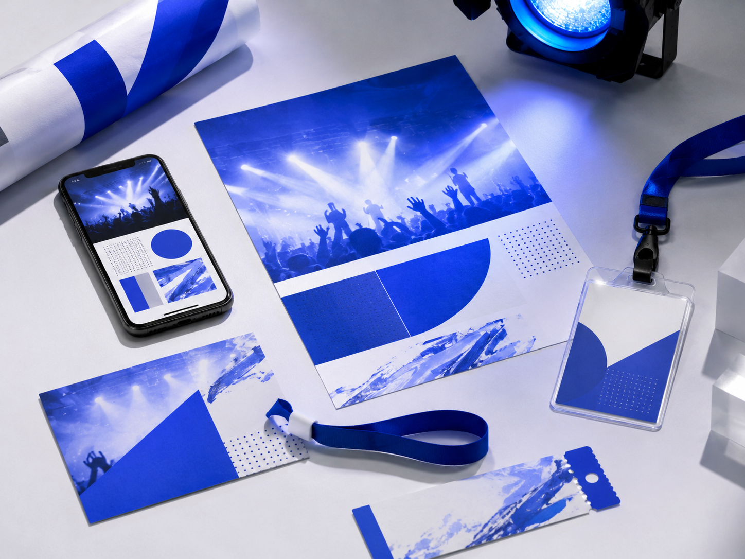 Strakke evenementenbranding op tafel in moderne ZEJO-stijl